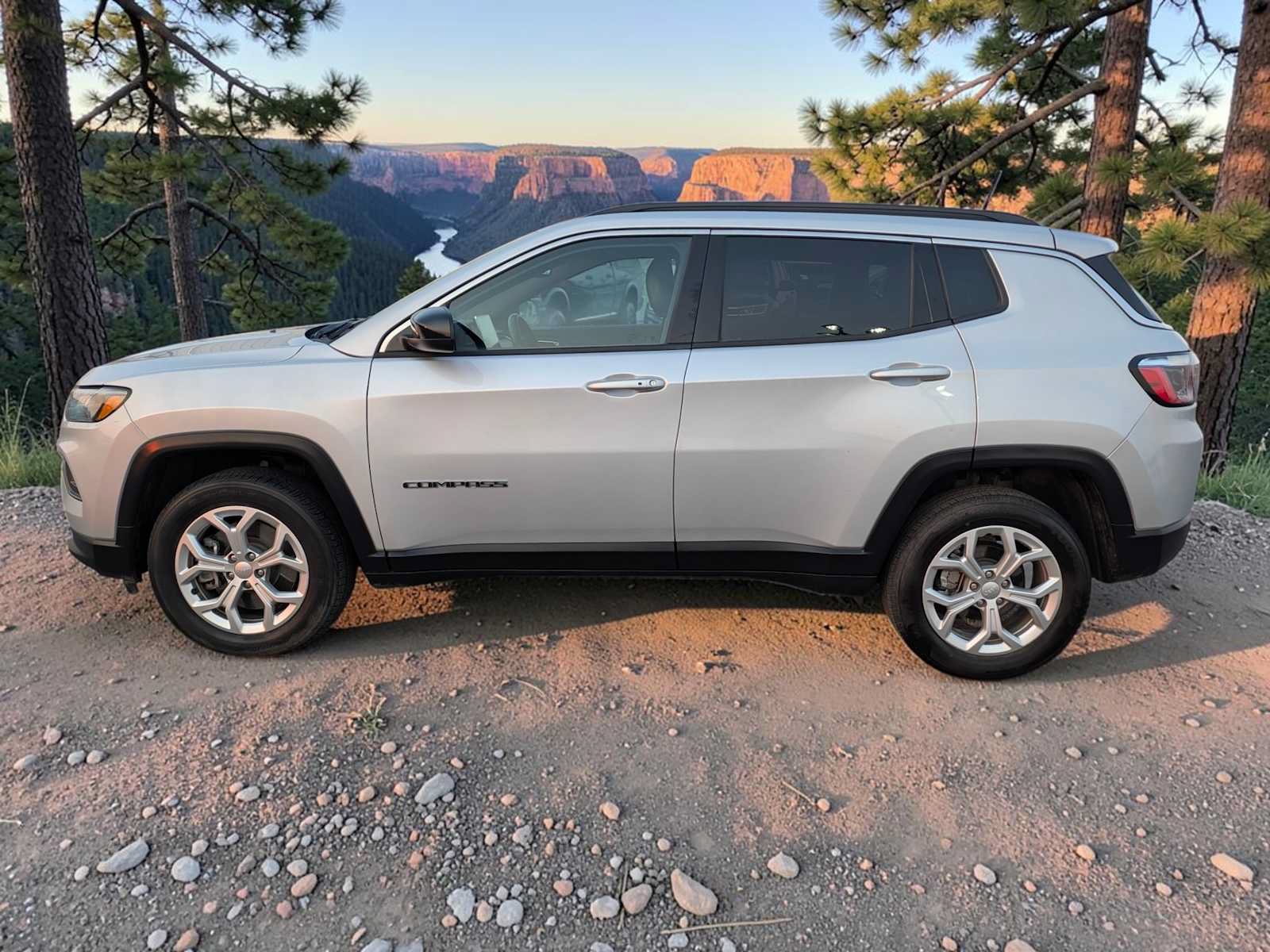 Used 2024 Jeep Compass Latitude AWD/4WD image 3