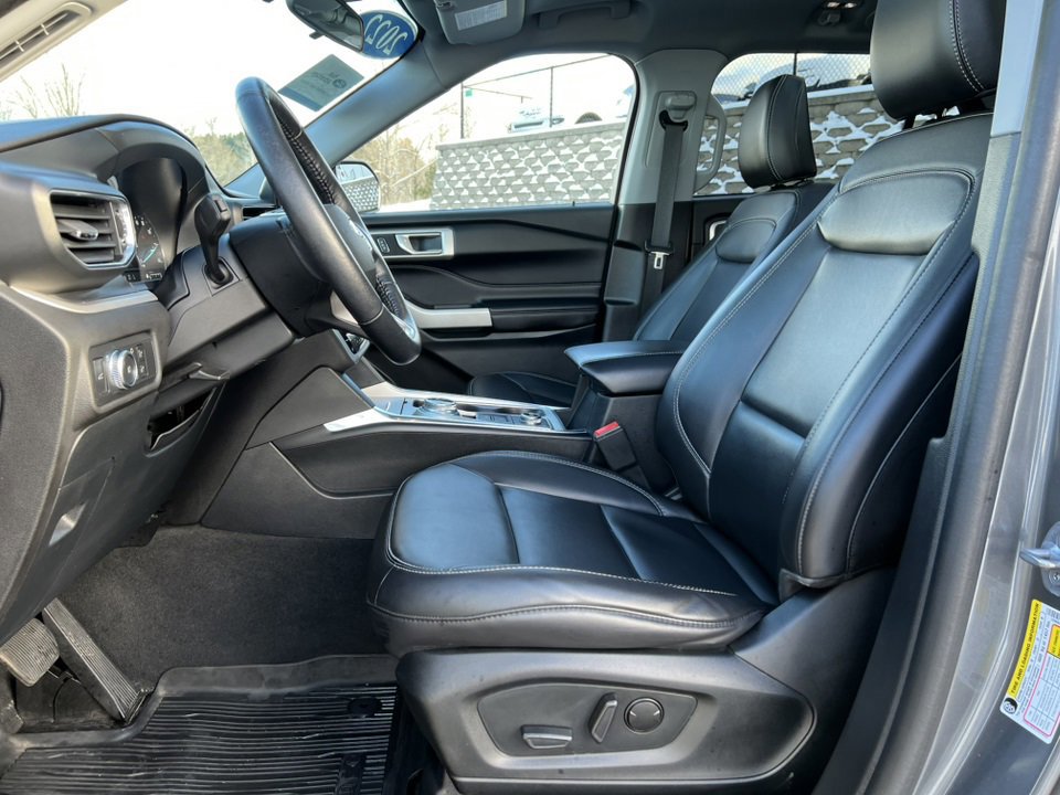 Certified 2022 Ford Explorer XLT w/ Equipment Group 202A image 10