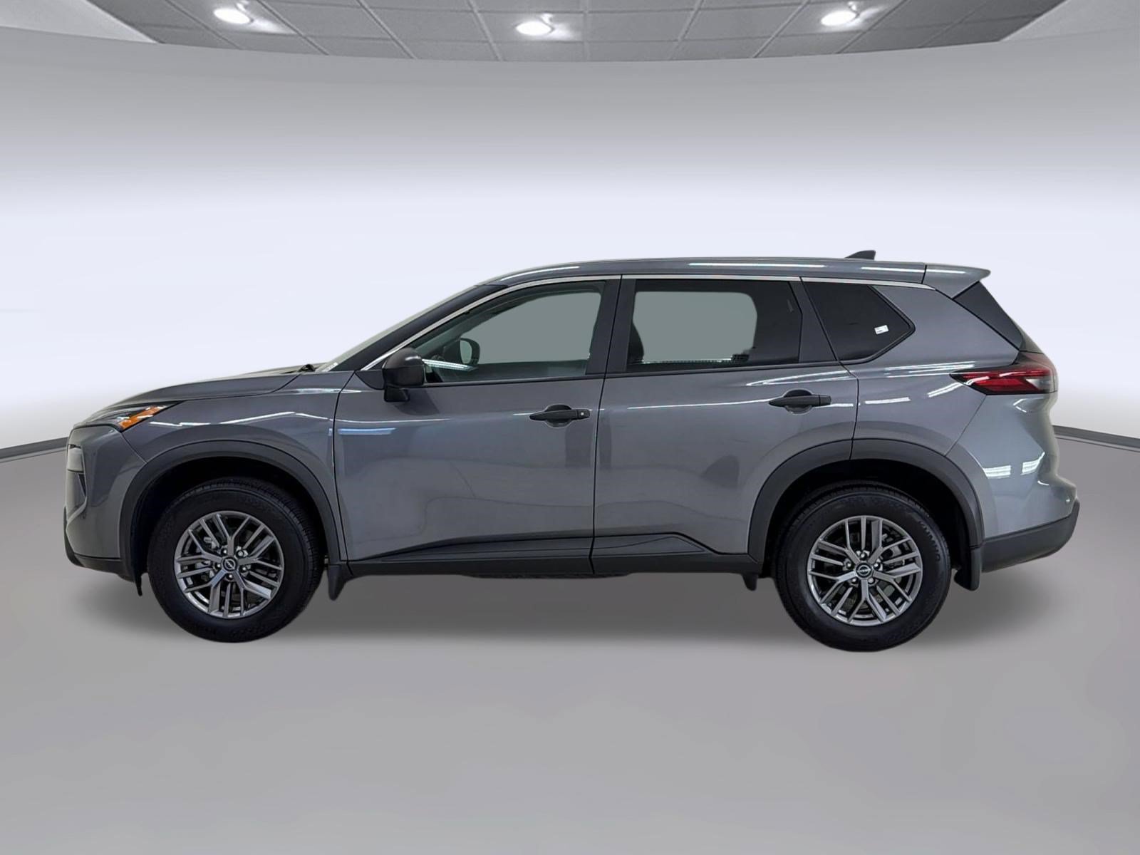 Used 2025 Nissan Rogue S AWD/4WD image 2