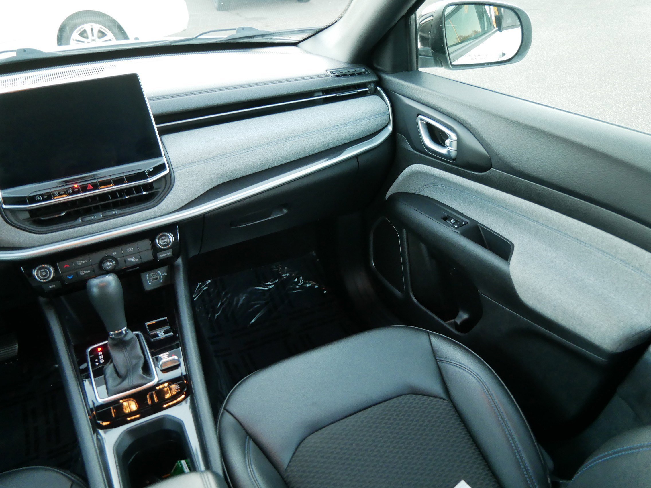 Used 2024 Jeep Compass Latitude image 11