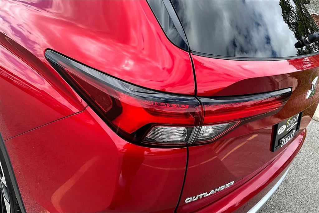 Used 2023 Mitsubishi Outlander SE image 29
