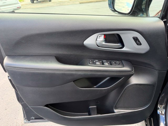 Used 2020 Chrysler Pacifica Limited w/ S Appearance Package FWD image 25