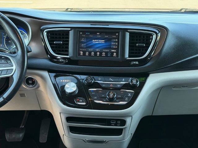 Used 2018 Chrysler Pacifica Touring-L FWD image 18