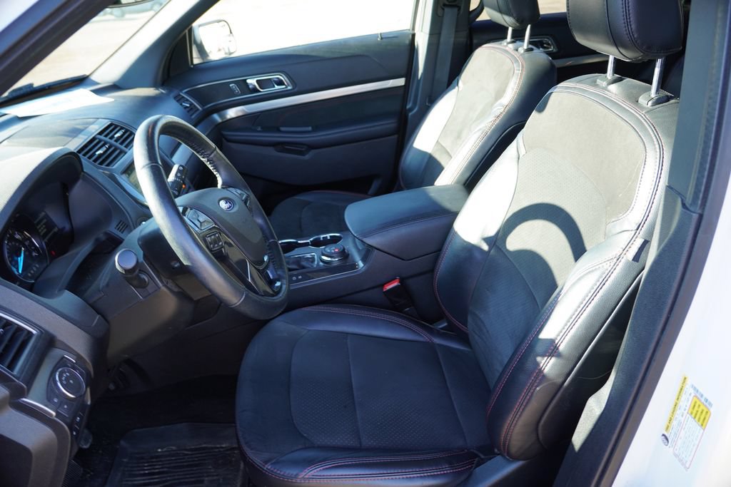 Certified 2018 Ford Explorer XLT w/ Equipment Group 202A AWD/4WD image 4