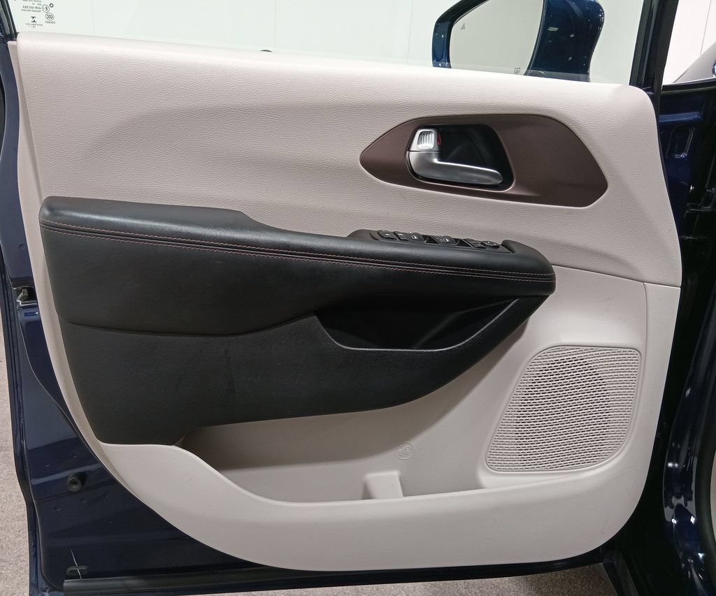Used 2019 Chrysler Pacifica Touring Plus w/ Tire & Wheel Group FWD image 18