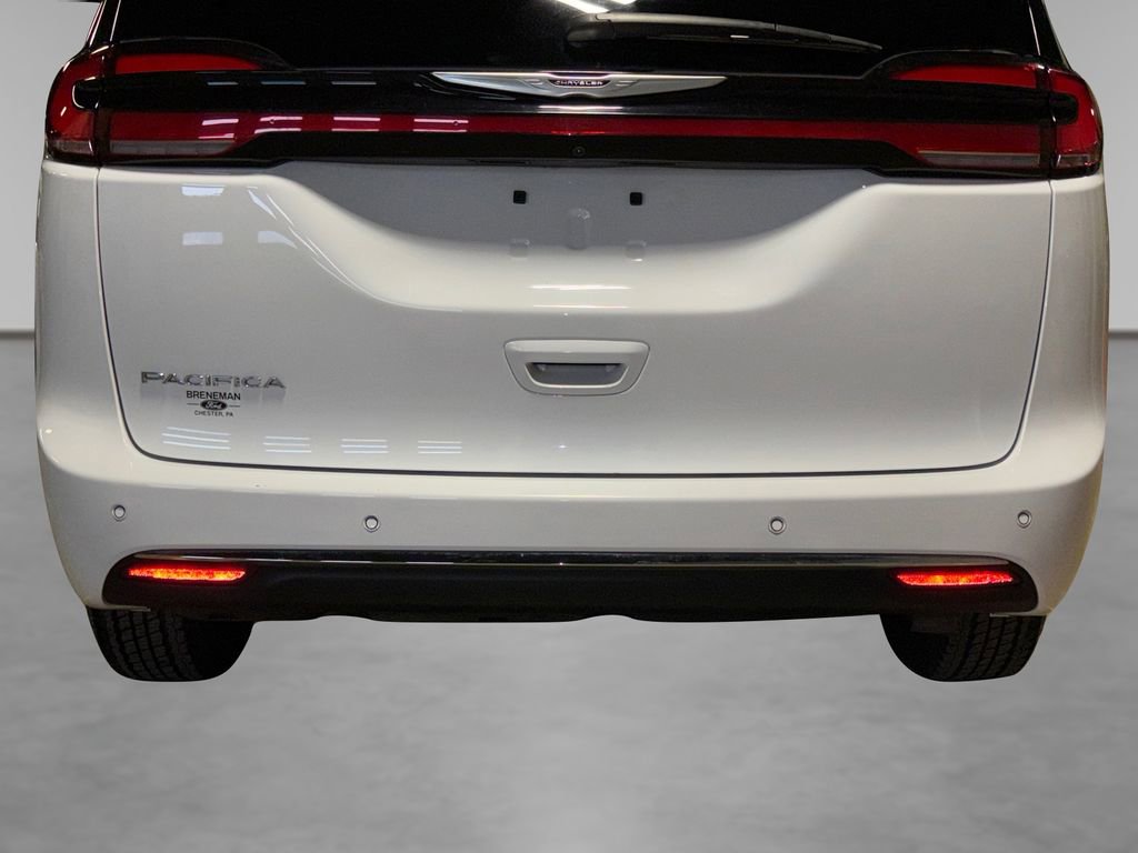 Used 2024 Chrysler Pacifica Touring-L image 15