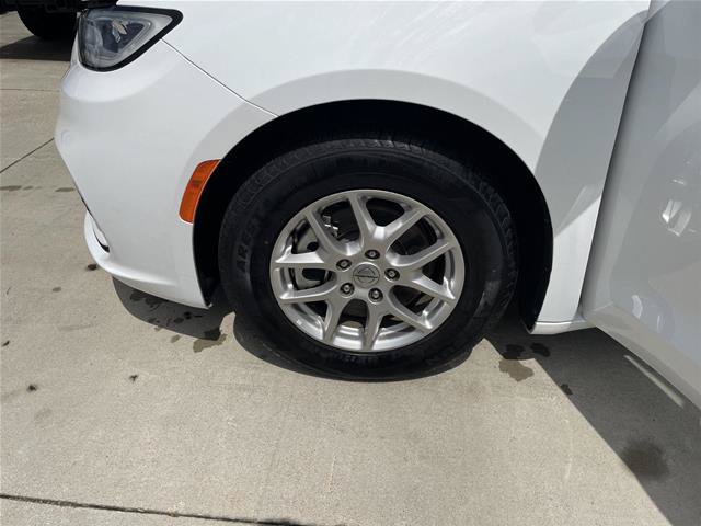Used 2024 Chrysler Pacifica Touring-L FWD image 10