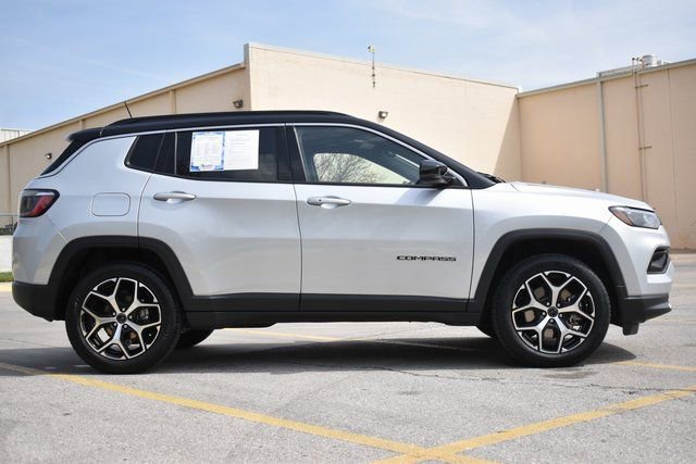 Used 2025 Jeep Compass Limited AWD/4WD image 6