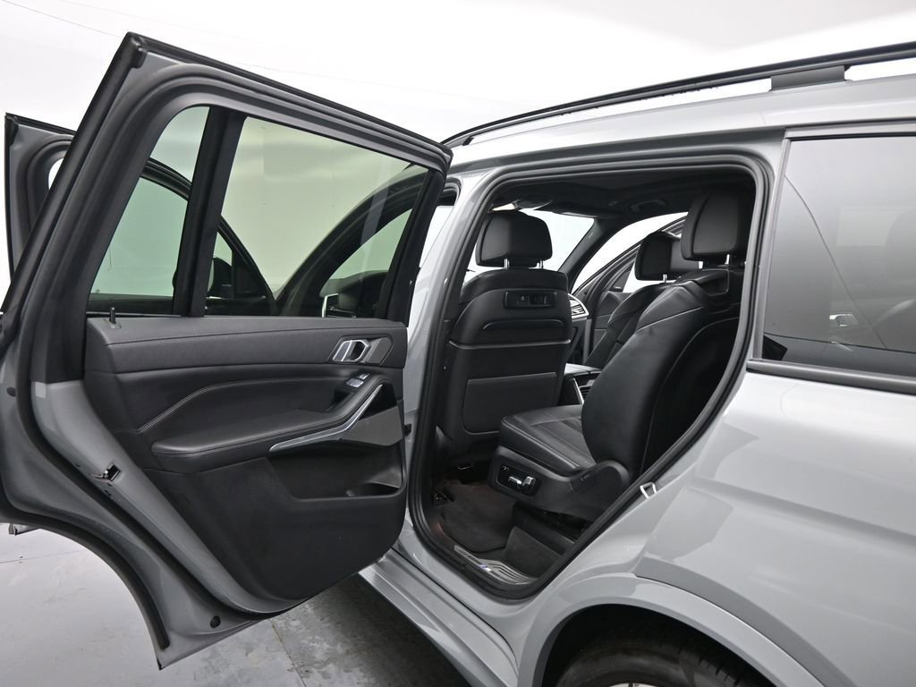 Used 2021 BMW X7 xDrive40i w/ M Sport Package image 17