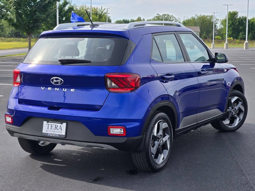 Used 2024 Hyundai Venue SEL FWD image 11