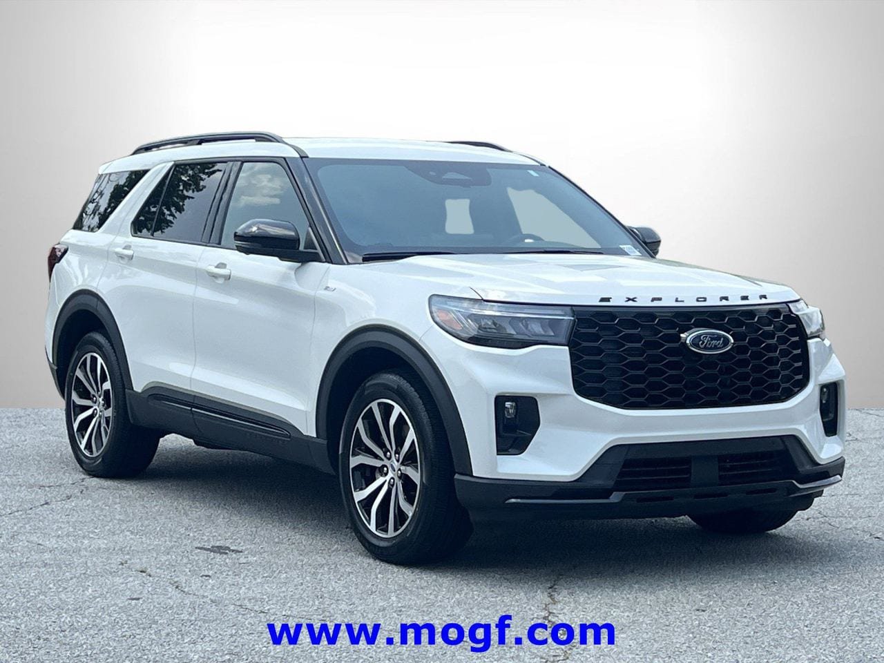 Certified 2025 Ford Explorer ST-Line AWD/4WD image 4
