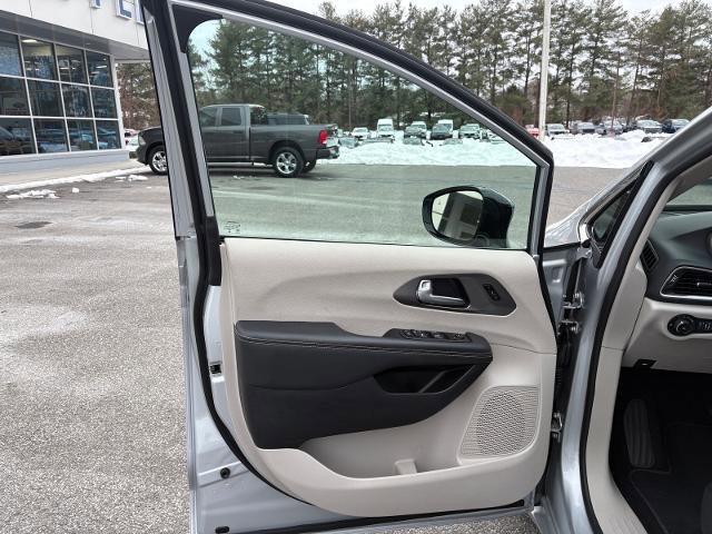 Used 2024 Chrysler Pacifica Touring-L image 10