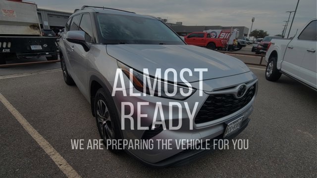 Used 2022 Toyota Highlander XLE image 3