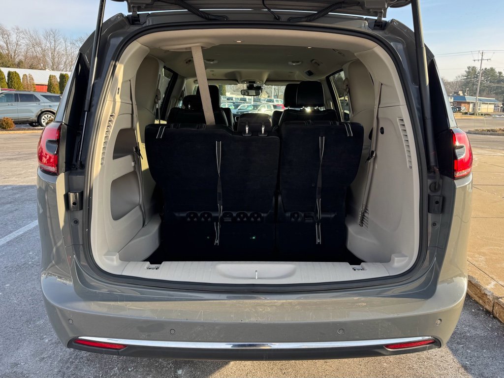 Used 2023 Chrysler Pacifica Touring-L image 9