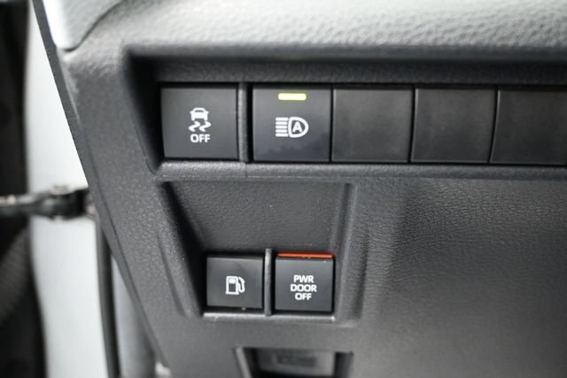 Used 2025 Toyota Sienna XLE FWD image 24
