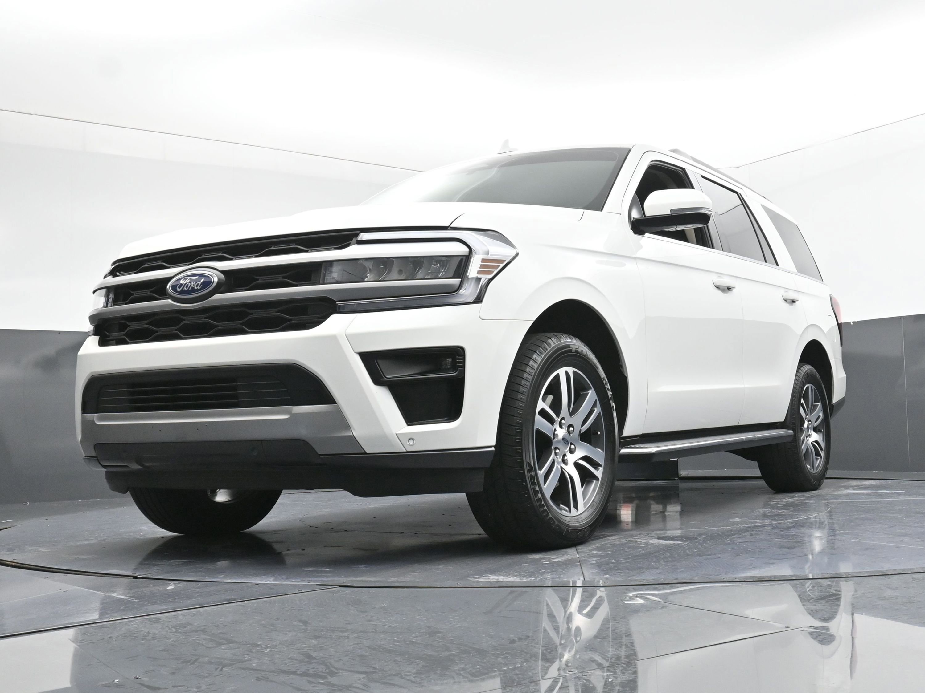 Certified 2022 Ford Expedition XLT image 3