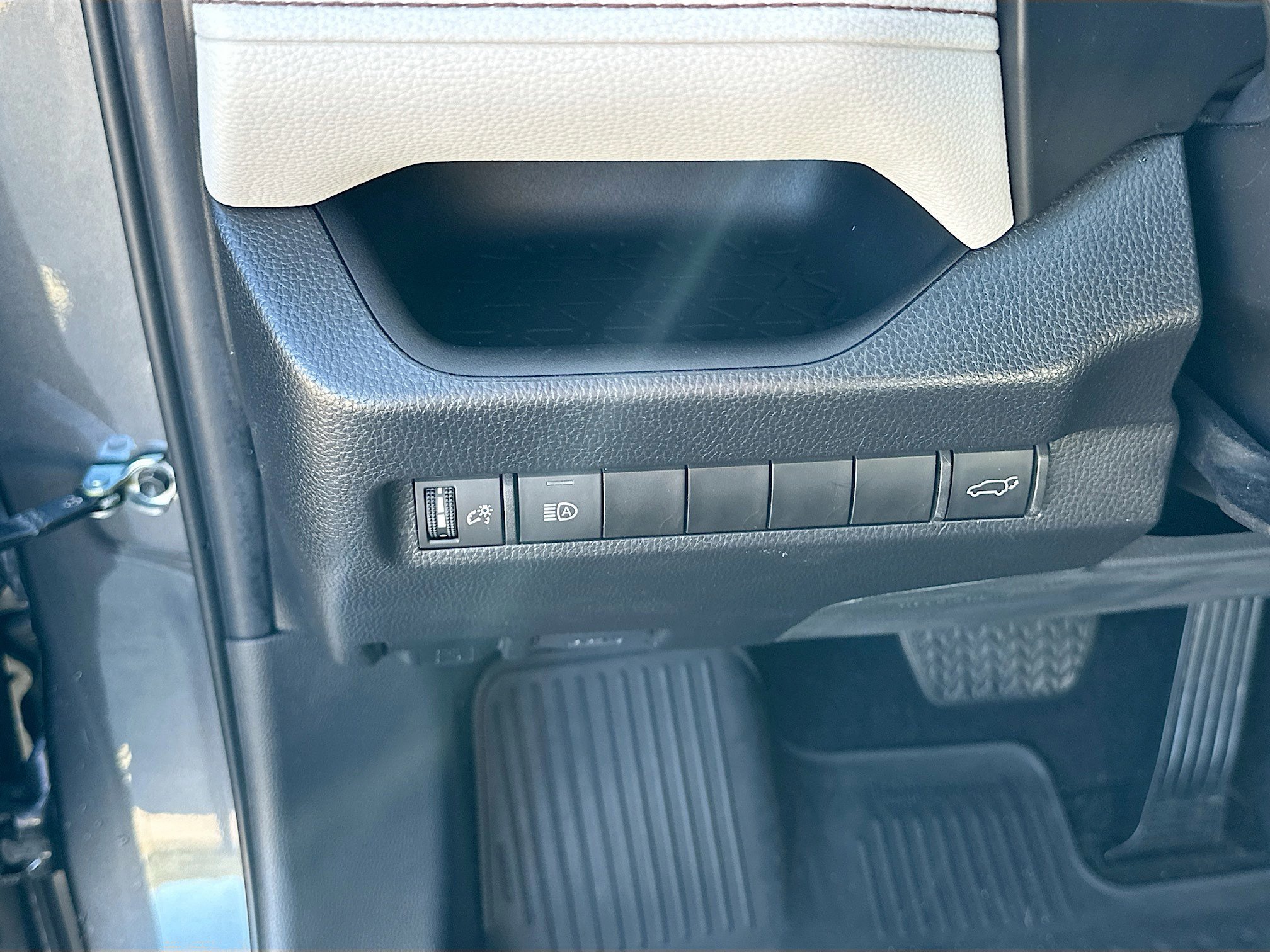 Used 2023 Toyota RAV4 XLE w/ Convenience Package image 10