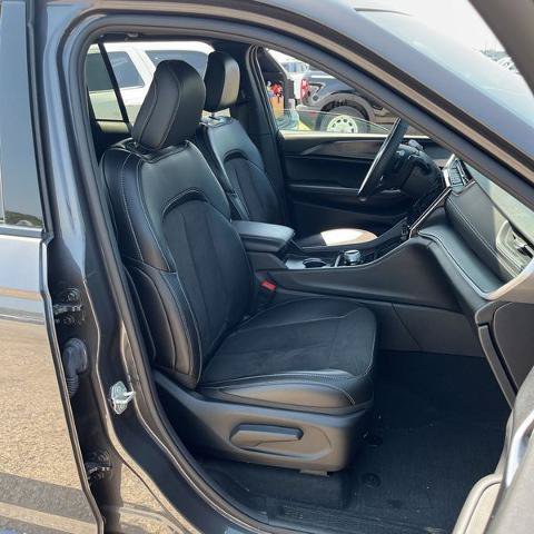 Used 2024 Jeep Grand Cherokee Altitude AWD/4WD image 13