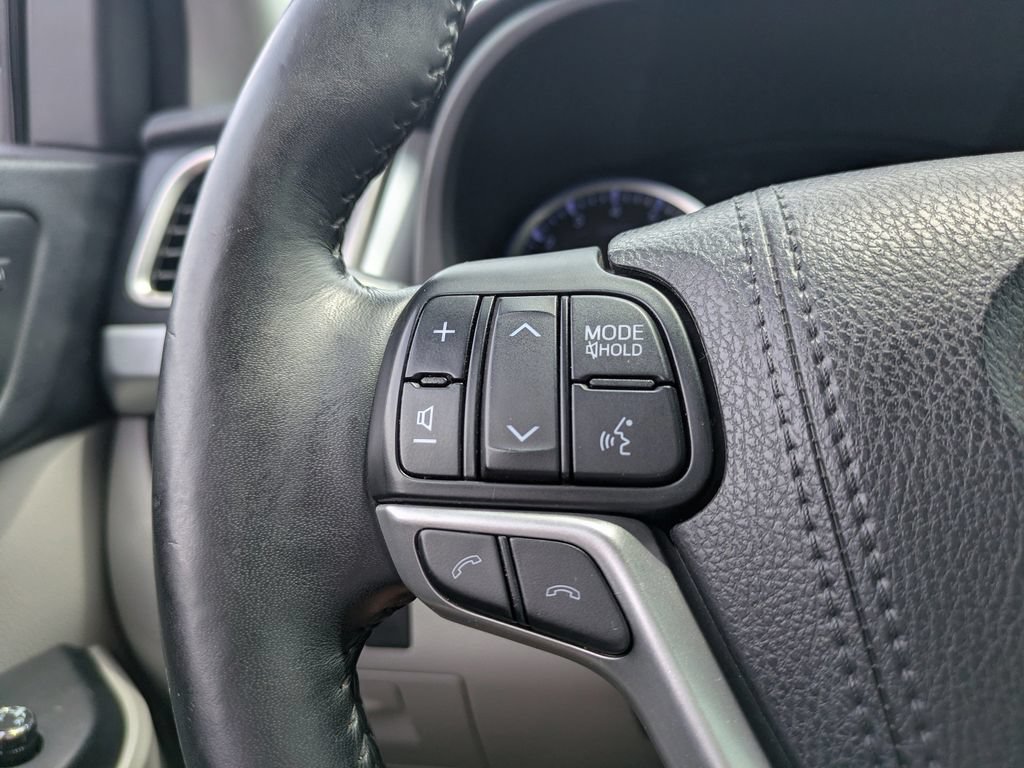Used 2018 Toyota Highlander Limited Platinum FWD image 31