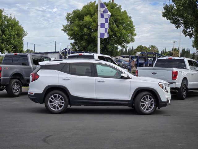 Used 2024 GMC Terrain SLT AWD/4WD image 3