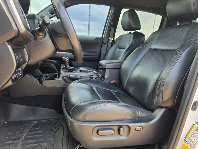 Used 2022 Toyota Tacoma TRD Sport w/ TRD Premium Sport Package AWD/4WD image 8
