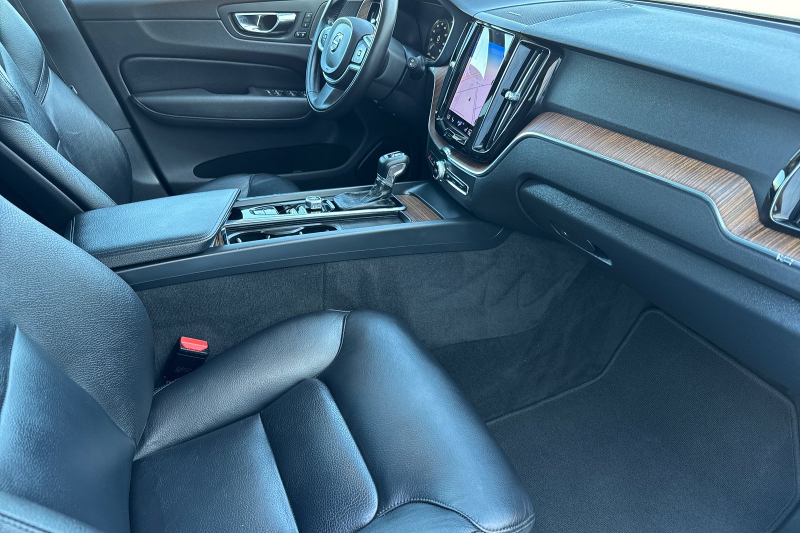 Used 2021 Volvo XC60 T6 Momentum AWD/4WD image 18