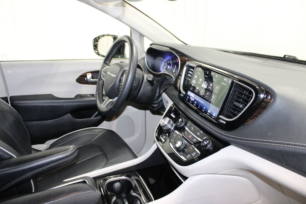 Used 2023 Chrysler Pacifica Limited FWD image 33