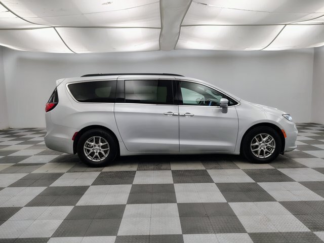 Used 2022 Chrysler Pacifica Touring FWD image 11