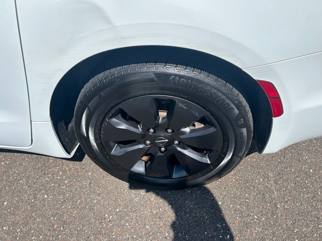 Used 2020 Chrysler Pacifica Limited FWD image 36