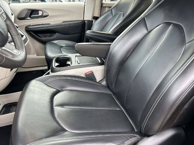 Used 2023 Chrysler Pacifica Touring-L FWD image 25
