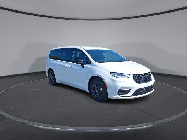 Used 2024 Chrysler Pacifica Limited FWD image 2