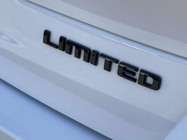 Used 2025 Jeep Grand Cherokee L Limited w/ Black Appearance Package AWD/4WD image 8