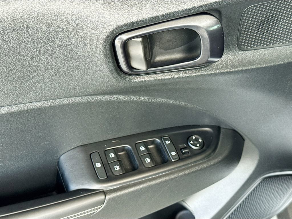 Used 2024 Hyundai Venue Limited FWD image 18