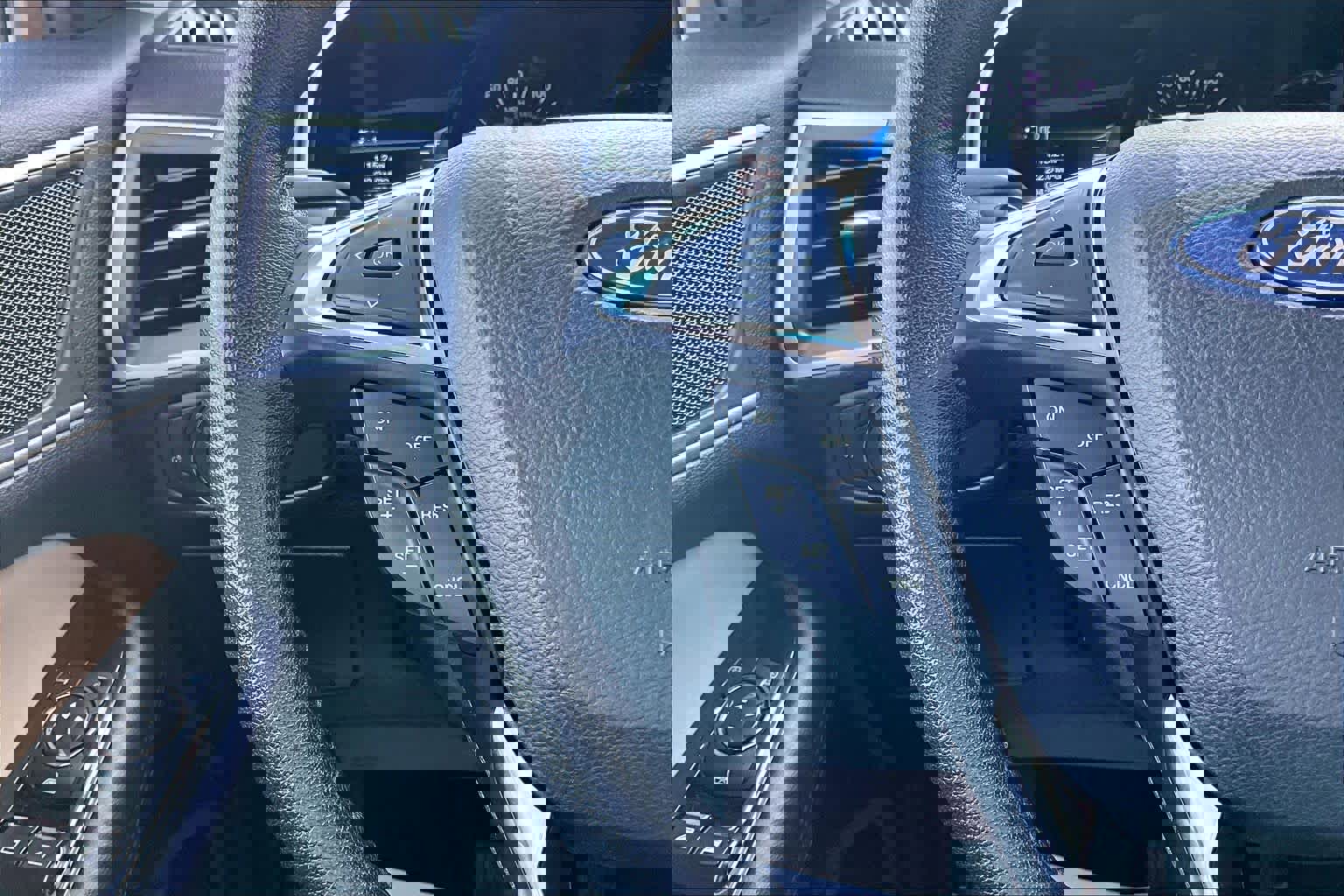 Certified 2018 Ford Edge SEL w/ Equipment Group 201A image 25