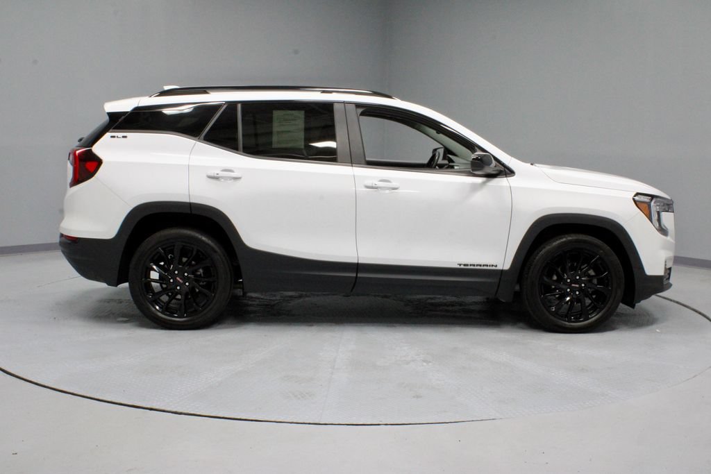 Used 2024 GMC Terrain SLE w/ Driver Convenience Package FWD image 12