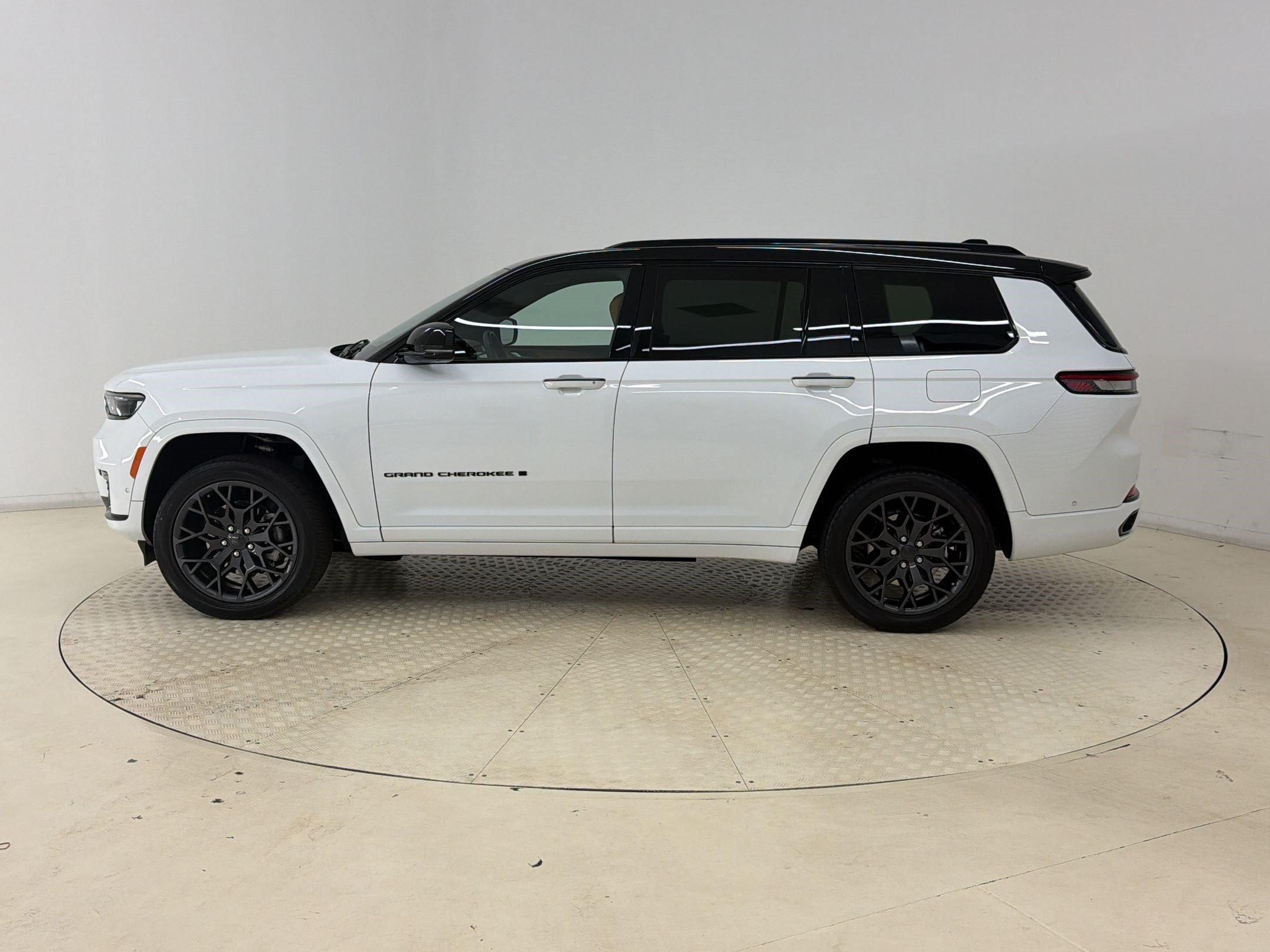 Used 2025 Jeep Grand Cherokee L Summit AWD/4WD image 2