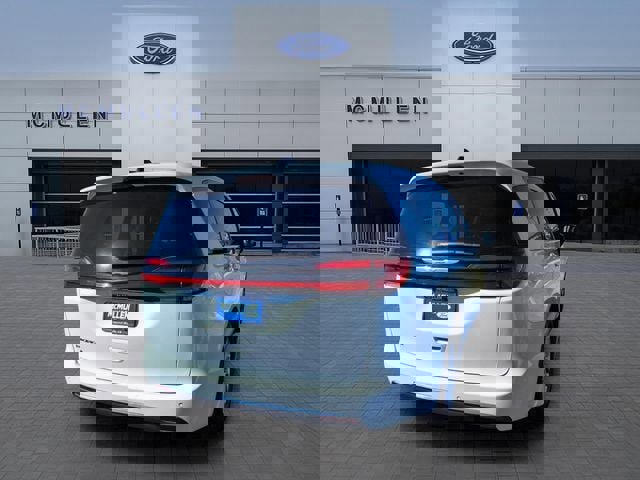 Used 2024 Chrysler Pacifica Touring-L image 3