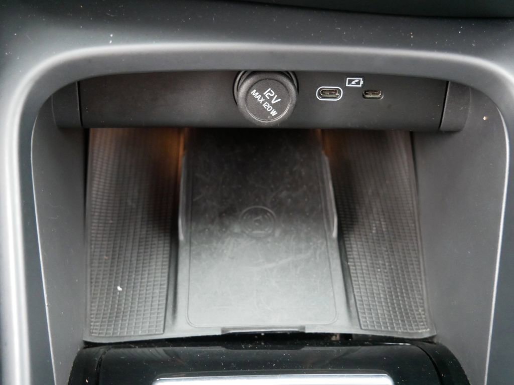 Used 2021 Volvo XC40 P8 Recharge w/ Advanced Package image 23