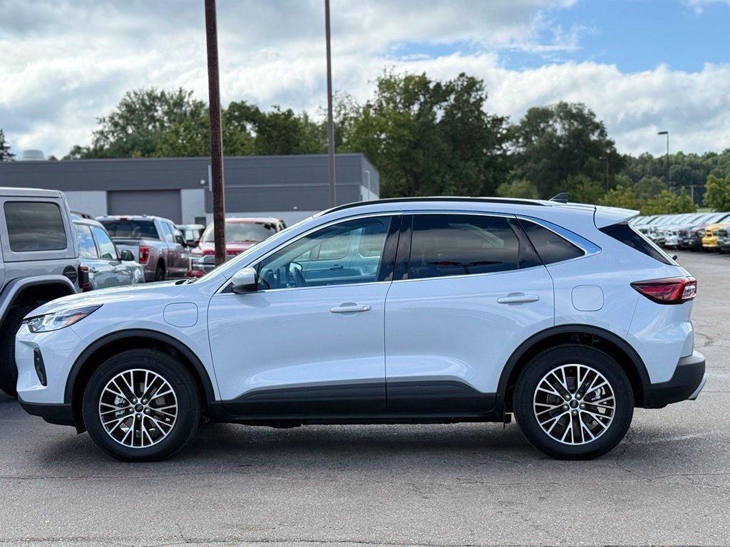 Certified 2026 Ford Escape SE w/ Class II Trailer Tow Package FWD image 39