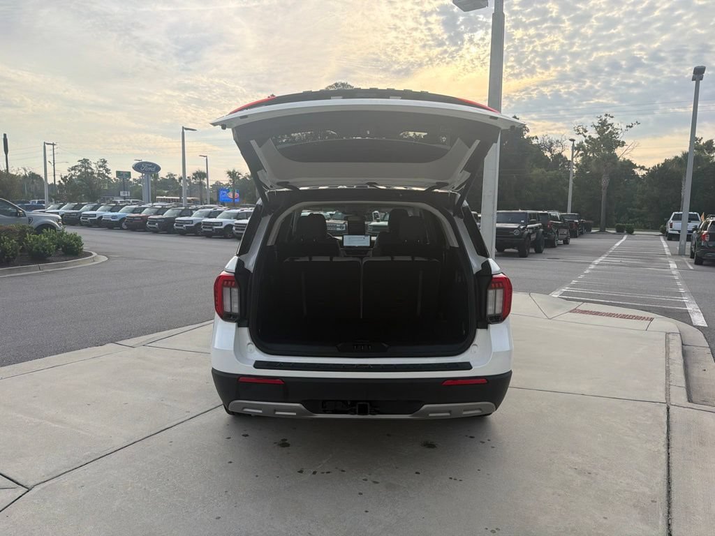 Certified 2025 Ford Explorer Active w/ Active Comfort Package RWD image 9