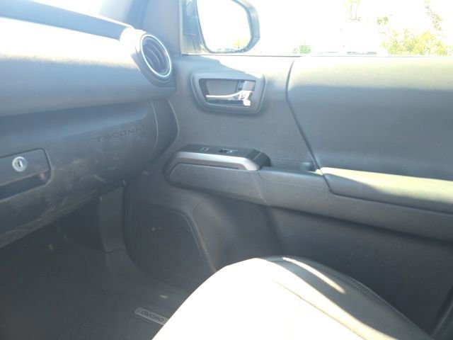 Used 2021 Toyota Tacoma TRD Sport w/ Technology Package image 12