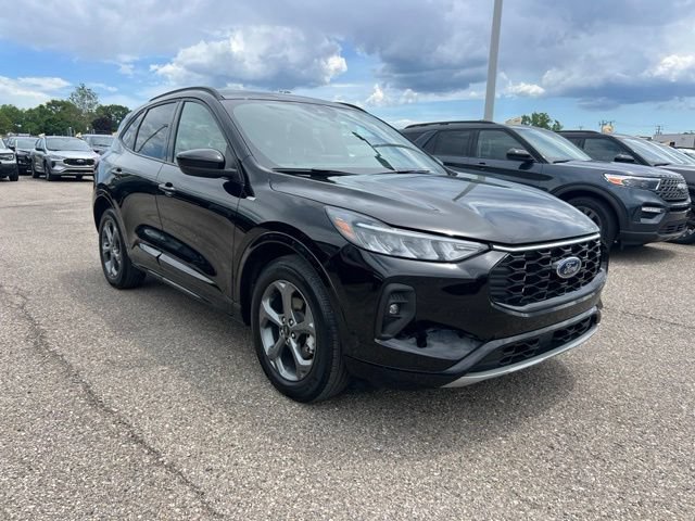 Certified 2023 Ford Escape ST-Line Select AWD/4WD image 3