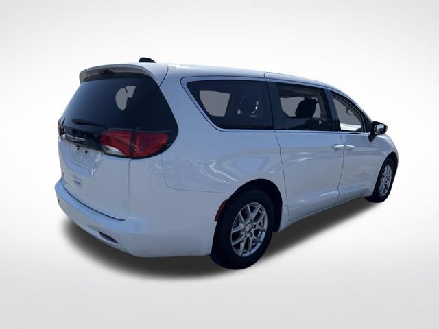 Used 2023 Chrysler Voyager LX FWD image 9