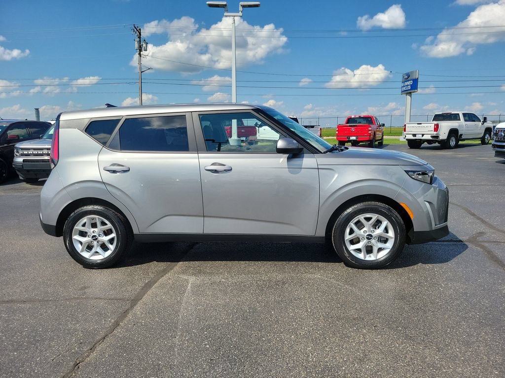Used 2025 Kia Soul LX w/ LX Technology Package FWD image 3