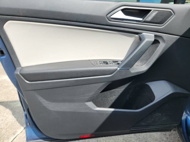 Used 2020 Volkswagen Tiguan SE w/ Panoramic Sunroof Package FWD image 24