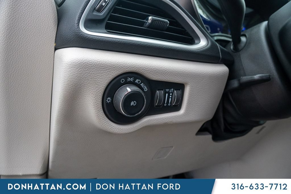 Used 2023 Chrysler Pacifica Touring-L FWD image 14