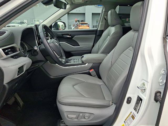 Used 2022 Toyota Highlander XLE AWD/4WD image 14