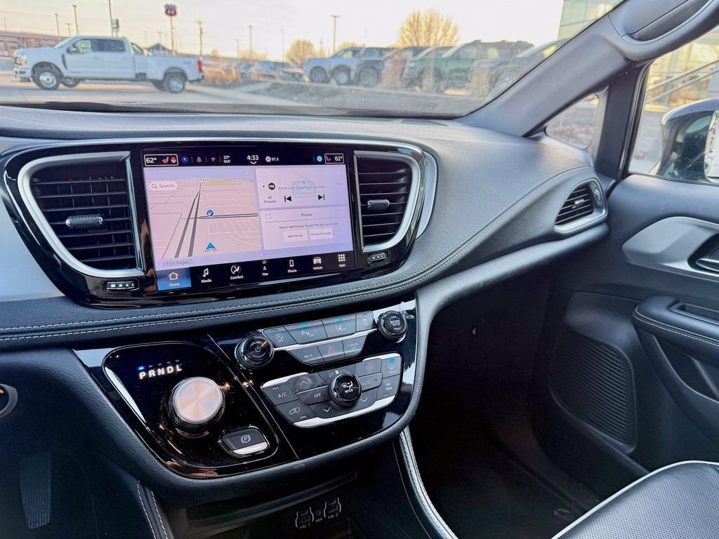 Used 2025 Chrysler Pacifica Limited image 17