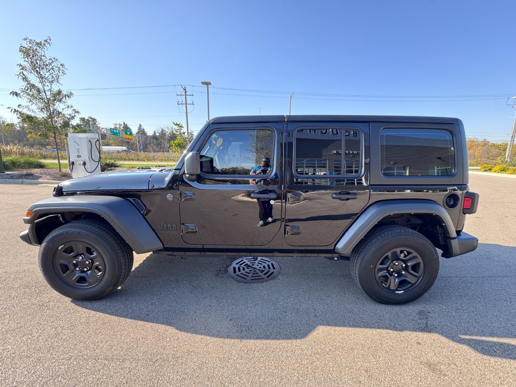 Used 2022 Jeep Wrangler Unlimited Sport AWD/4WD image 4