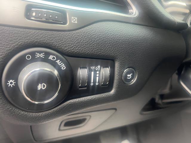 Used 2019 Jeep Cherokee Limited w/ Luxury Group AWD/4WD image 13